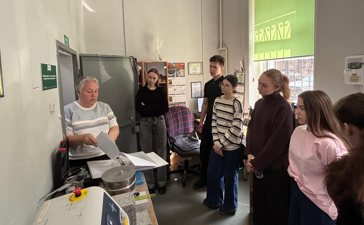 Студенты второго курса Дальневосточного федерального университета обучающиеся по специальности "Техносферная безопасность", посетили ФБУ "Дальневосточный ЦСМ"