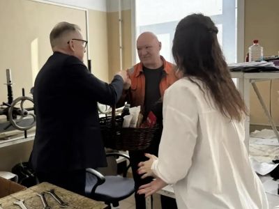 В Сахалинском филиале ФБУ "Дальневосточный ЦСМ" поздравили участника СВО с Днём Победы